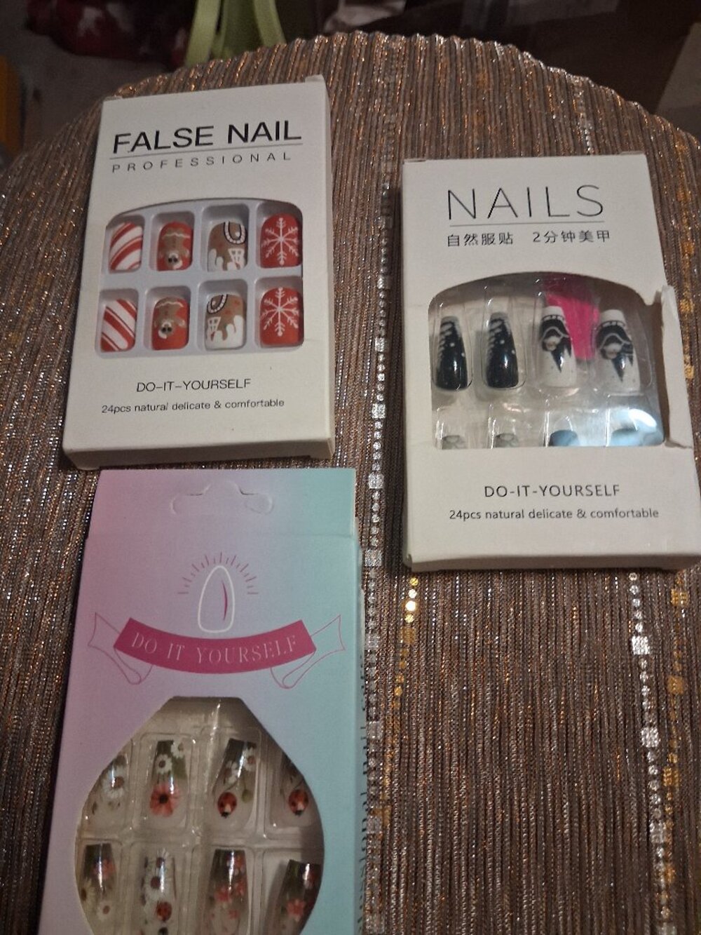 3 pairs of fake nails....